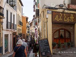 Spanje2022_P1400094 Aan de voet van Albaicin liggen de toeristische wijken met een gevarieerd aanbod van souvenirwinkels, waar je nog een beetje de sfeer van de vroegere Arabisch...