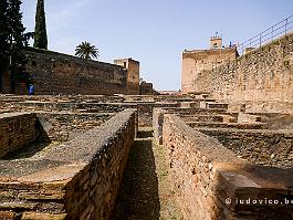 Spanje2022_P1390866 Het Alcazaba is het oude verdedigingsfort/kazerne van het Alhambra, met enkele uitkijktorens.