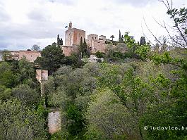 Spanje2022_P1390755 Het Alhambra ('qasr alhamr?' in het Arabisch, d.i. het Rode Paleis, zo genoemd naar de rode klei waarmee de stenen vermengs zijn) troont als een kroon op de...