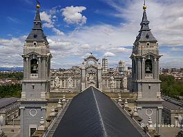 Spanje2022_P1370952 De bouw van de Almudena-kathedraal is begonnen in 1879, maar de bouw duurde zo lang dat ze pas officieel is ingewijd op 15 juni 1993 door de toenmalige Paus,...