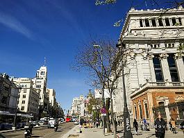 Spanje2022_P1370839 De Gran Via is de grote flaneerboulevard van Madrid, die van de Plaza Cibeles leidt naar Plaza Espana, en waarlangs tal van monumentale gebouwen staan.
