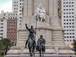 Spanje2022_P1370795 Op het plein bevindt zich ook het monument van Cervantes. Onder het waakzaam toeziend oog van hun bedenker, Cervantes, trekken de bronzen Don Quichotte en...
