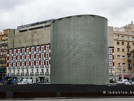 Spanje2022_P1380030 Onder een rotonde op het verkeersplein bij het station Atocha is er een monument/bezinningsruimte ter nagedachtenis van de slachtoffers van 11 maart 2004, toen...