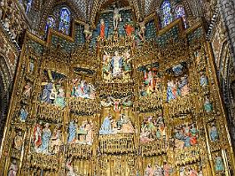 Spanje2022_FXTX3278 Het grootse altaarstuk achter het hoofdaltaar in de kathedraal is gewijd aan de hemelvaart van Maria, en bevat verder voorstellingen van het leven en lijden van...