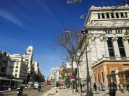SPANJE2022_P1370839 De Gran Via is de grote flaneerboulevard van Madrid, die van de Plaza Cibeles leidt naar Plaza Espana, en waarlangs tal van monumentale gebouwen staan.