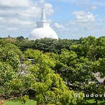 SRILANKA_D7M_3564 Anuradhapura was vanaf de 4de eeuw voor onze tijdrekeniing eeuwenlang de hoofdstad van Sri Lanka. Ze kende een bloeiperiode in de 9de eeuw, getuige de grandeur...