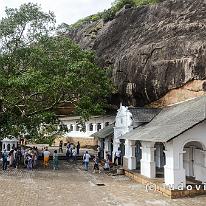 SRILANKA_D7M_3237 De rotstempel is ontstaan door koning Valagambahu die in 103 voor onze tijdrekening toevlucht zocht in deze grotten na zijn verbanning uit Anuradhapura. Als...