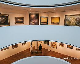 BRATISLAVA2025_P1082235 De galerie Nedbalka, in een gebouw dat (een beetje) aan het beroemde Guggenheimmuseum in New York doet denken, biedt een overzicht van de moderne Slovaakse...