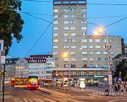 BRATISLAVA2025_P1082061 Het grote verkeersplein vormt een scharnier tussen de historische en de moderne stad