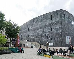 WIEN2025_P1059221 Het MUMOK (Museum Moderner Kunst Stiftung Ludwig Wien) in het Museumskwartier toont avant-garde naoorlogse en hedendaagse kunst.