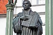 Een beeld van Luther op de Marktplatz van Wittenberg