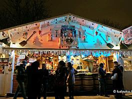 DSCF6415 De grote kerstmarkt van Parijs vindt plaats in het eerste gedeelte van de Champs Elyses, tussen Place de la Rpublique en Place Frankllin D Roosevelt.