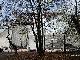 DSCF6566 In de splinternieuwe Fondation Luis Vuitton - eind oktober 2014 opengegaan - waren nog niet veel kunstwerken te zien, zodat alle aandacht naar het nieuwe gebouw...
