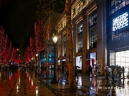 PARIJS2021_P8720934 Op de Champs Elyses heeft Galeries Lafayette een nieuwe (luxe)winkel geopend.