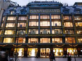 PARIJS2021_P8720710 Het warenhuis La Samaritaine, dat aan de Pont Neuf een aantal panden in beslag neemt tussen de Seine en de Rue Rivoli, is de voorbije jaren helemaal gerenoveerd...