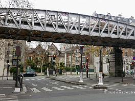 PARIJS2021_P8720768 Enkele oude huizen bij het viaduct van de metro, boulevard Auguste Blanqui.