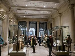 PARIS2022_P1080836 Zaal met verzameling van objecten uit de klassieke oudheid.