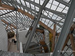 PARIS2022_P1090119 Het merkwaardige gebouw in de Jardin d'acclimatation in het westen van de stad bestaat uit een aantal op elkaar gezette witte blokken (de...