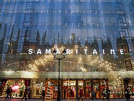 PARIS2022_P1080701 Het warenhuis La Samaritaine aan de rechteroever van de Seine schittert sinds z'n renovatie als nooit tevoren. Vooral de nieuwe gevel van golvend glas aan de...