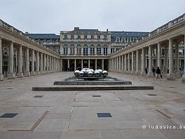 PARIS2022_P1080816 Het Palais Royal is het statige paleis aan de overzijde van het Louvre. Het werd als 'palais-cardinal' gebouwd in opdracht van kardinaal Richelieu, de machtige...