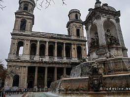 PARIS2022_P1080807 Saint-Sulpice is gelegen in de wijk Saint-Germain, vlak bij de tuinen van het Luxemburgpaleis en gebouwd in de 17de eeuw (op de ruines van een 12de eeuwse...