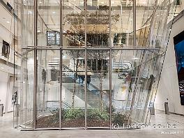 PARIS_IMG_20241129_183556854 Binnen heeft het architectenbureau van Renzo Piano een opvallende lichtkoepel geplaatst die het licht tot de onderste verdiepingen brengt en het hele atrium een...