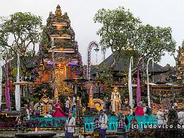 INDONESIE_P1105958 Op een podium voor de toegang tot het waterpaleis in het centrum van Ubud wordt elke avond een voorstelling van Balinese dans gehouden.