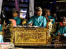 INDONESIE_P1105967 De dansers worden begeleid door een gamelanorkest dat bestaat uit slagwerkers die op allerlei metalen plaatjes (xylofoon, metallofoon), bellen en klokken slaan....